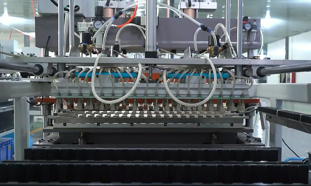 Producción mecanizada totalmente automática de cubiertos de bambú.